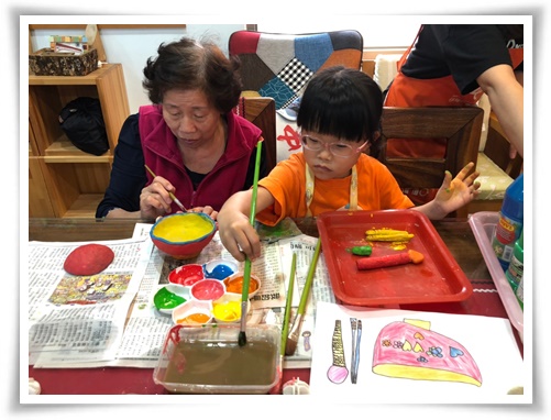 72岁的阿云阿嬷多年的陶艺厂工作经验与美感，让她与小朋友一起完成的心心碗色彩明亮又兼具古典特色