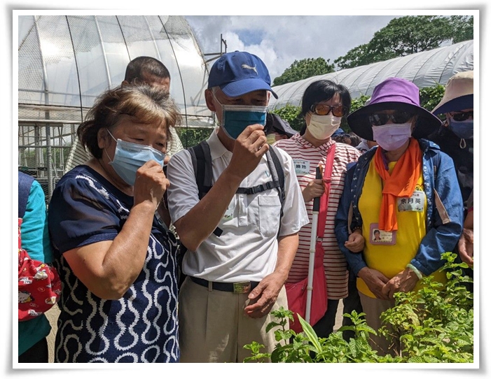 在伊甸的规划与园方的协助下，特别为视障朋友增加触摸与闻的导览方式认识香草植物。