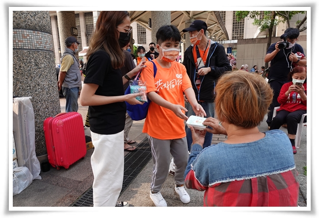 秀峰家园住民前往台北车站，将手作便当送暖街友