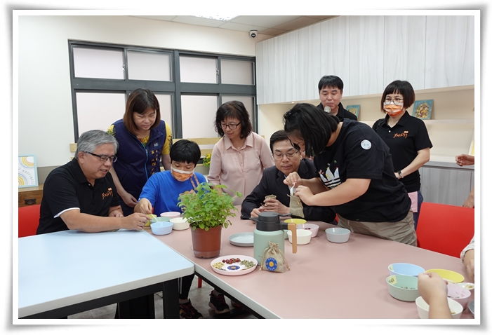 新北市副市长刘和然(右二)与身心障碍朋友一起进行香草DIY手作活动。