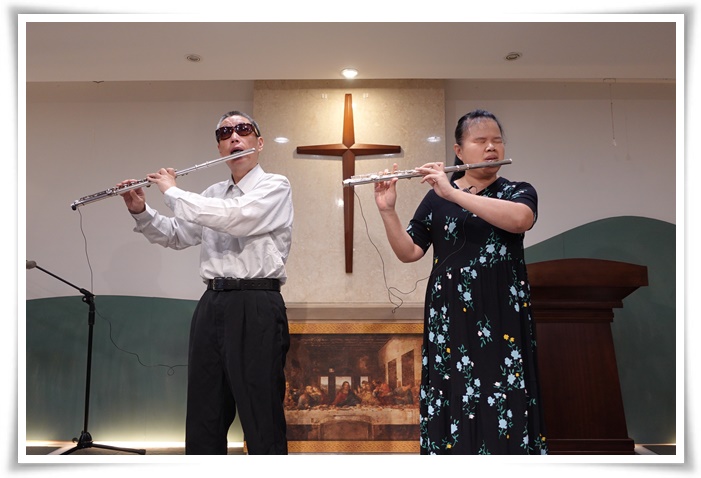 香港视障朋友谢淑美(右)展现音乐才华，实现与伊甸喜恩合唱团长笛手陈企维(左)合奏的梦