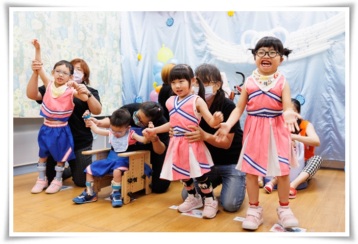 伊甸妇幼家园的慢飞天使们换上可爱的啦啦队服，以动感的舞蹈表演展现青春活力，为毕典活动增添趣味亮点。