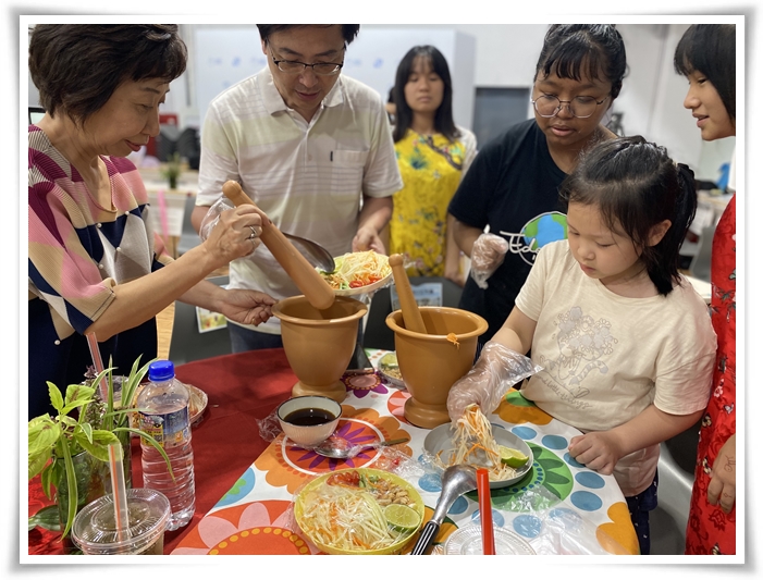现场规划泰国凉拌木瓜丝的体验，让民众更了解泰国饮食文化