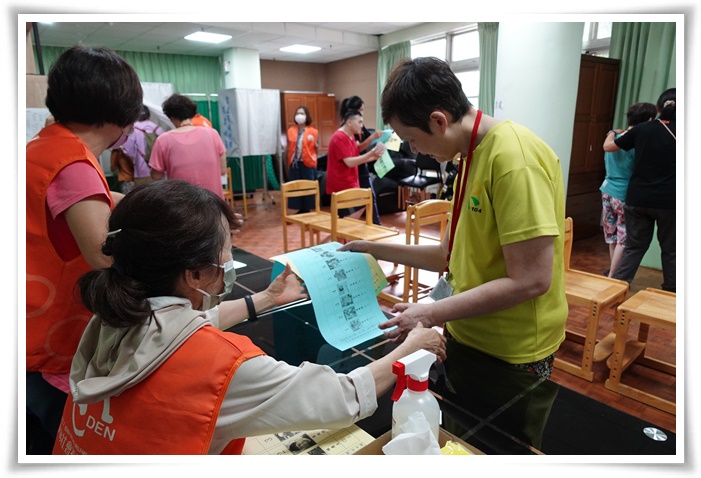 伊甸宜兰教养院今(30)日举办模拟选举，住民一早带着身分证、印章、投票通知单前往投票所，实践公民投票权。