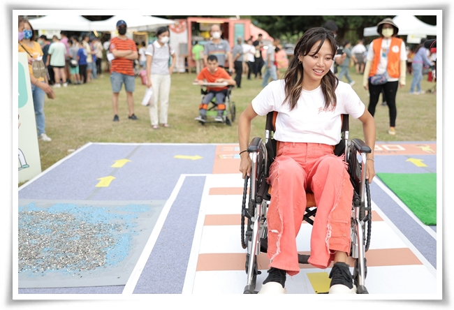 公益大使吴汶芳体验轮椅驾训班，直呼不简单