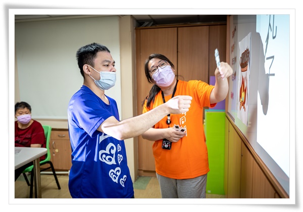 杨沛璇(右)在规划课程时，搭配中秋烤肉、年节围炉等节日元素，勾起身心障碍朋友的学习动机 ，帮助他们维持能力、好好生活。