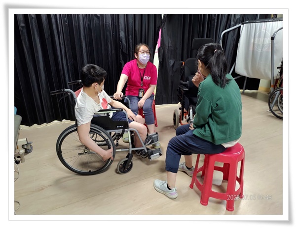 杨沛璇(左二)为喜欢外出的脑性麻痺患者挑选合适的辅具，  避免他日后因脊椎侧弯压迫胸腔，造成呼吸衰竭的危险。