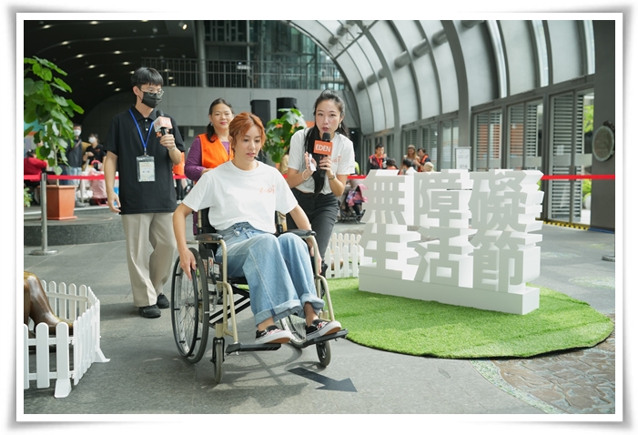 莎莎首次坐上轮椅体验100公分的世界，感受轮椅族每天会面临的挑战与困境。