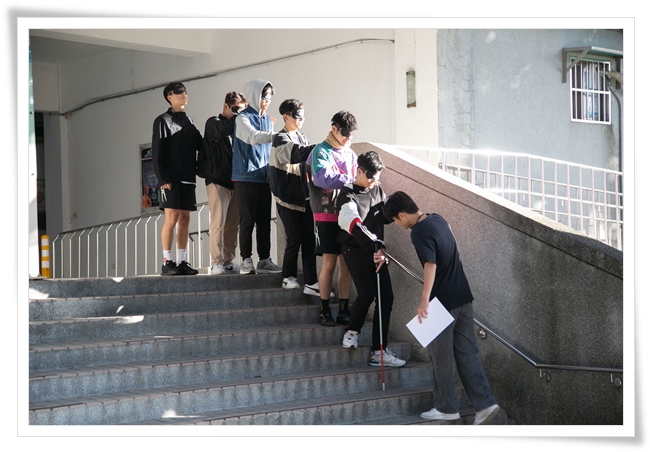 学生体验视障者在外面行走及上下楼梯，换位思考