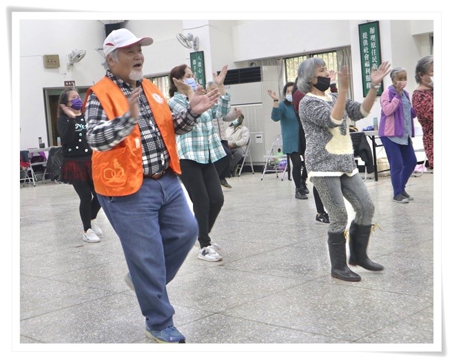 在伊甸的课程安排下，田伯伯每天与长辈们唱古调、跳健康操，生活充满活力。