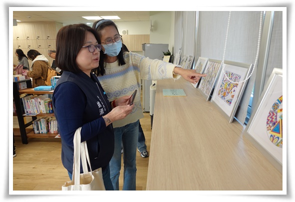 台北市社会局局长姚淑文出席真福之家成果展，欣赏会员的艺术创作。