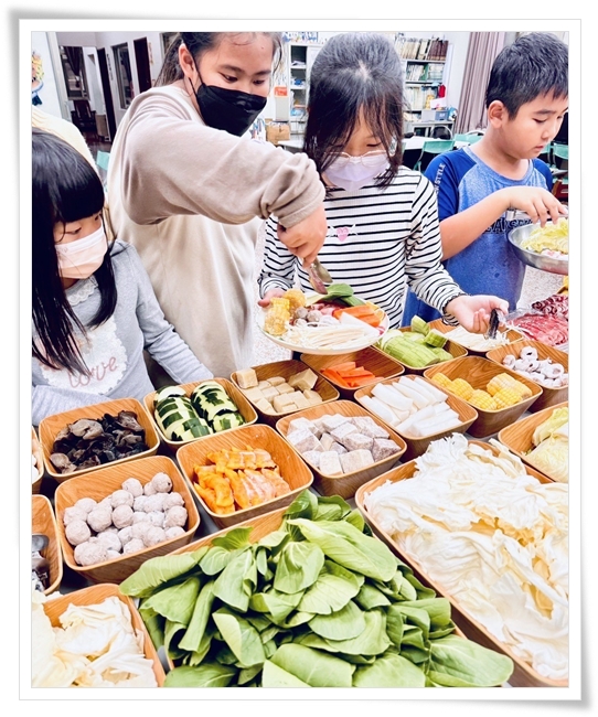 筑间将火锅自助吧整个搬到课辅班，学童们看到丰盛的食材非常兴奋