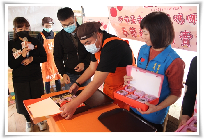 台东县政府社会处处长陈淑兰(右一)，来到现场给予辛苦的庇护员工支持与鼓励。