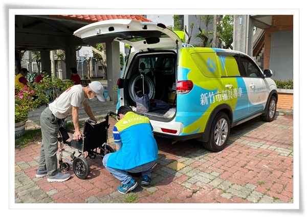 辅具专车服务为长辈们检测并维修轮椅，帮助维持他们的行动能力。