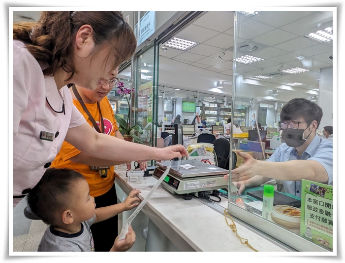 在伊甸早疗老师与大园邮局经理李佳凌(左一)的带领与解说下，慢飞天使小焄体验了寄信的过程。
