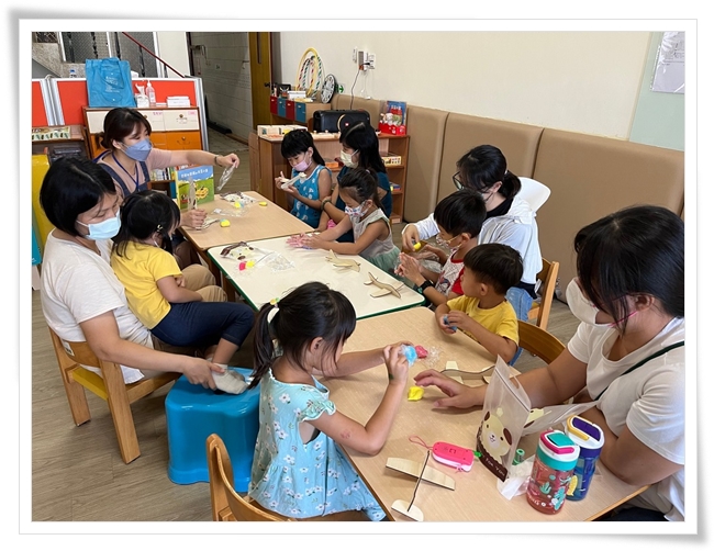 幼童专注地手作轻黏土飞机