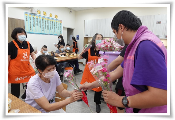 伊甸三峡国光日照中心的阿翔，为据点长辈们献上康乃馨，提前祝他们母亲节快乐