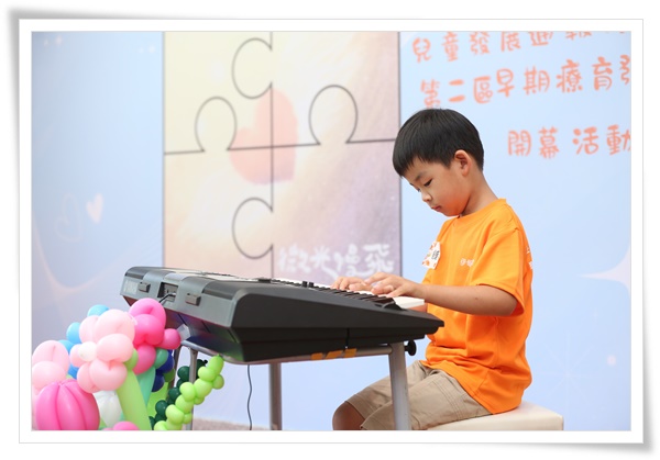 7岁的视障钢琴小王子“馒头”带来精采感人的开场演奏。