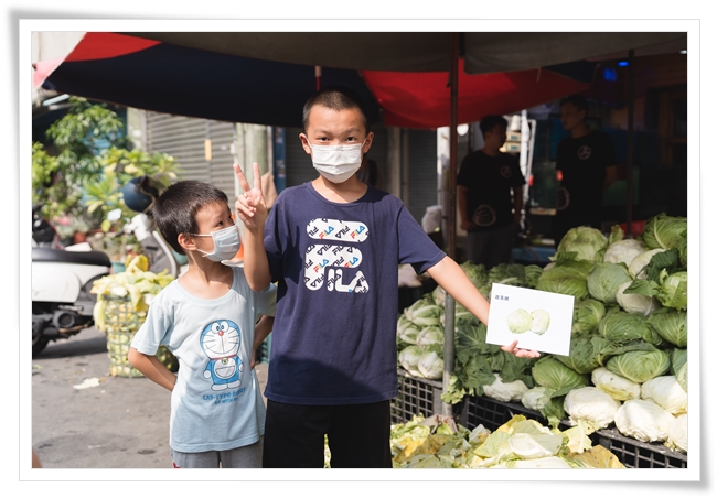 新住民家庭逛市场，借由认识食材解锁任务