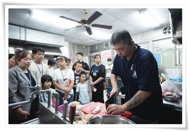 枫之味厨房老板林秋枫指导新住民制作控肉、三杯鸡