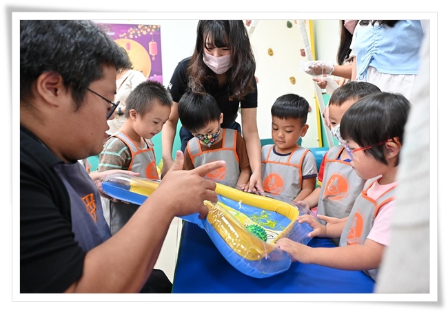 幼童使用环保颜料用小手彩绘