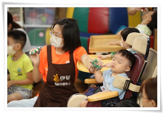 即使是坐在学习椅上的慢飞天使，一起跟着音乐摇动手