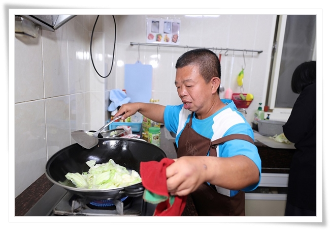 阿庆在伊甸八福社区家园学习自立生活