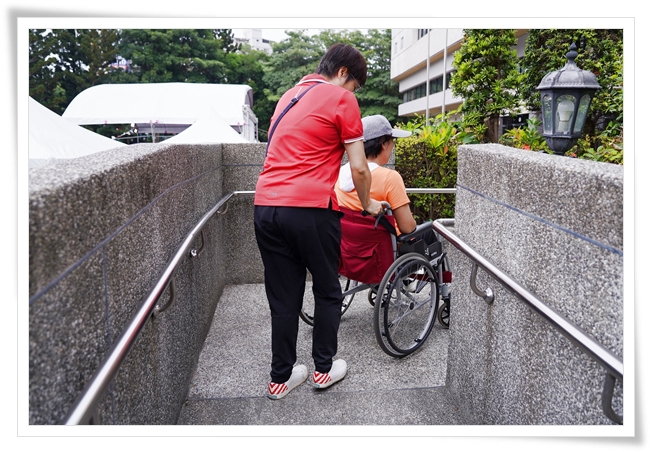 身障体验活动，民众体验下肢障碍者的不便