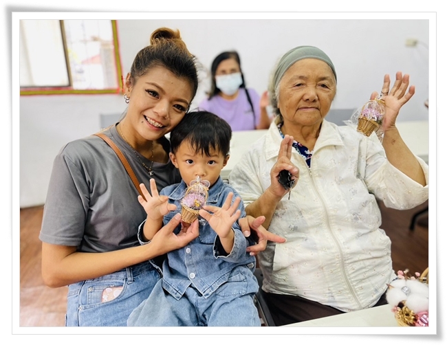 透过花材手作创造让长辈语幼童进行互动