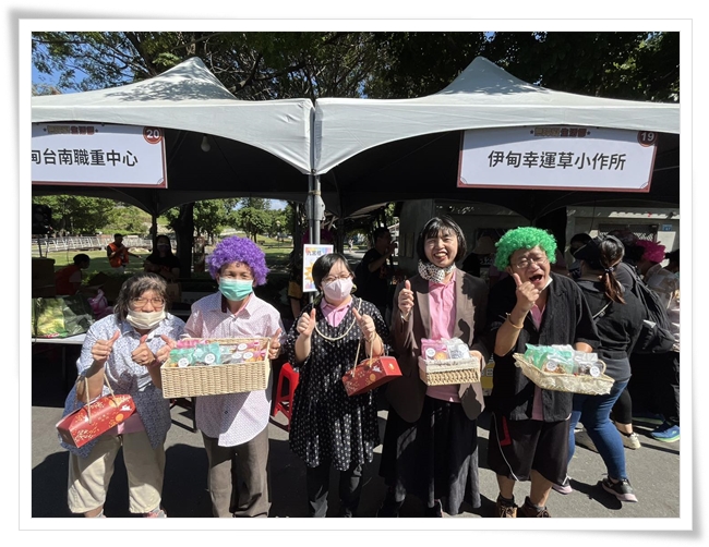 伊甸身障学员担任复古掌柜，大家开心崭露自信笑容