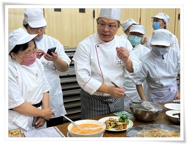 上菜前木木主厨(中)，与嘉义餐饮工会职训班学员讲解料理摆盘细节