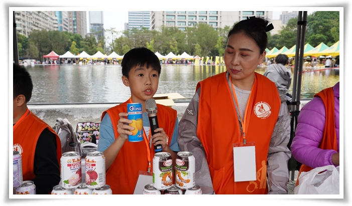新二代阿仁(左一)与母亲一同宣广越南美食，化身最强叫卖团。