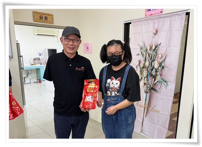 会员送上手作甜点给伊甸副执行长林文宾