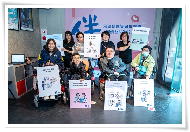 编译小组成员出席活动，与伊甸一起推广易读易懂