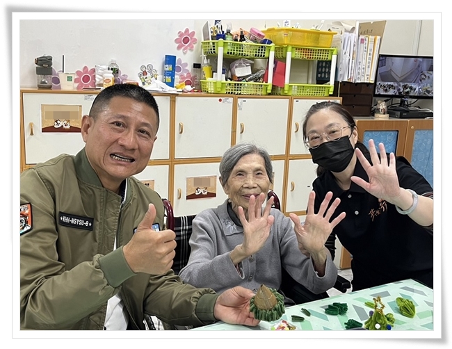 政澄水产公司吴政修董事长陪长辈们手作毛绒圣诞树，留下了温馨的时光
