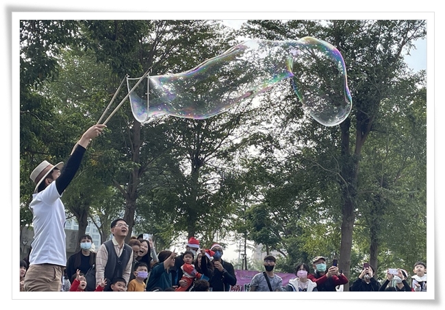 各式各样的巨型泡泡，漂浮在空中，引得大小朋友连声惊叹