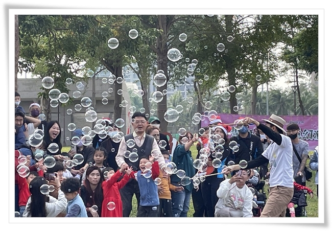 泡泡达人创造梦幻泡泡，慢飞天使看得目不转睛