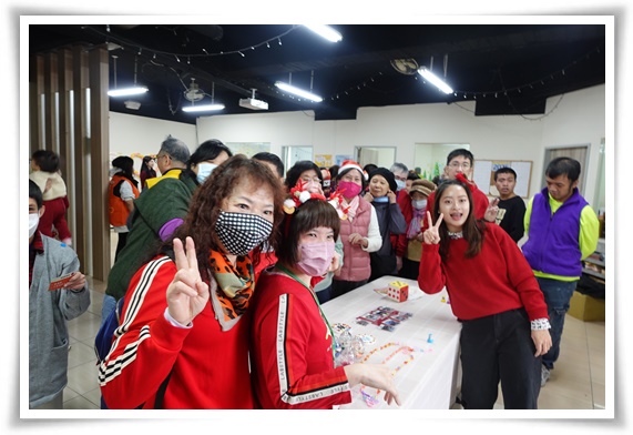 沙仑日照中心鼓励照顾者家属与服务对象一同参与活动，除增进互动机会，也能学习状况发生的应对技巧