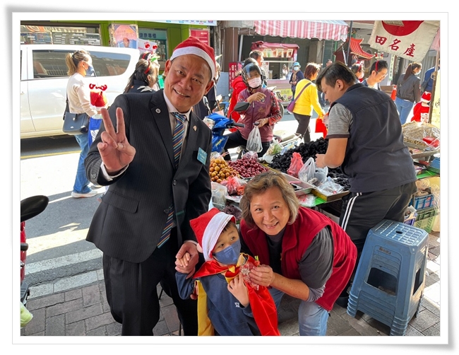 圣诞踩街路行经旗山老街，收到糖果的民众开心不已