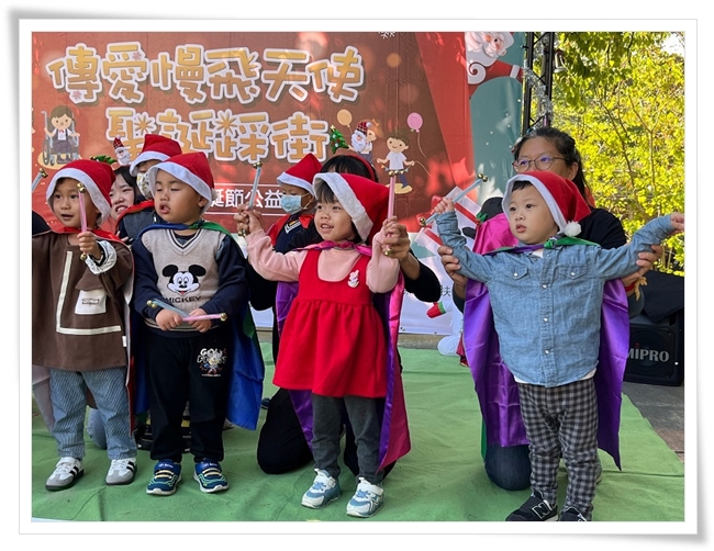 装扮可爱造型的慢飞天使唱跳庆祝圣诞佳节