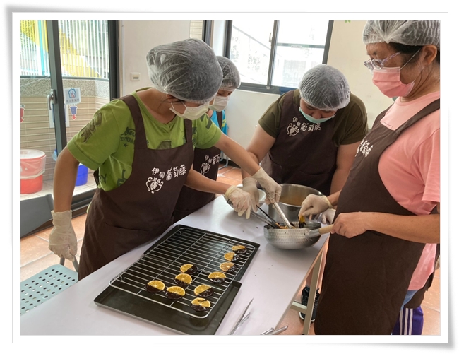 小作所学员使用果干机更好的制作巧克力果干片