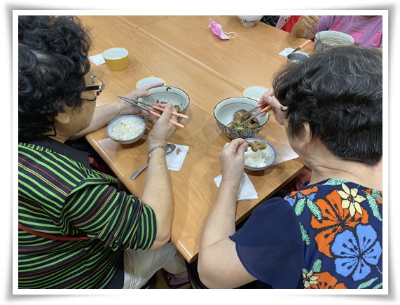 伊甸共餐服务提供在地长者好食易咀嚼的美味餐点，及舒适干净的用餐环境。