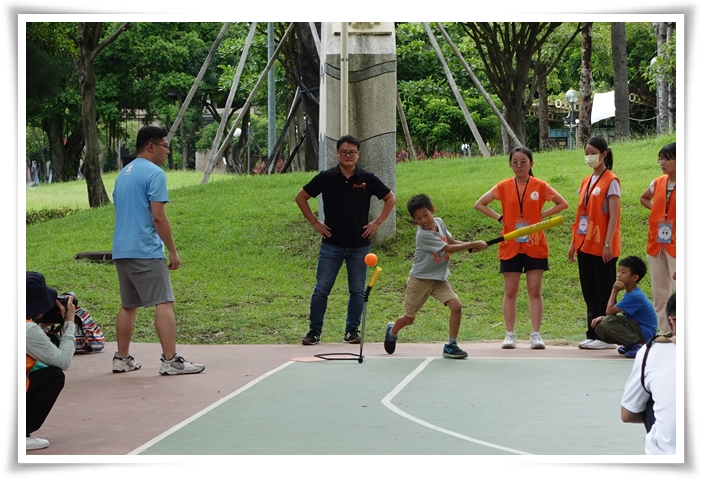 在教练的引导下，孩子们与身障学员一起玩乐乐棒球_0