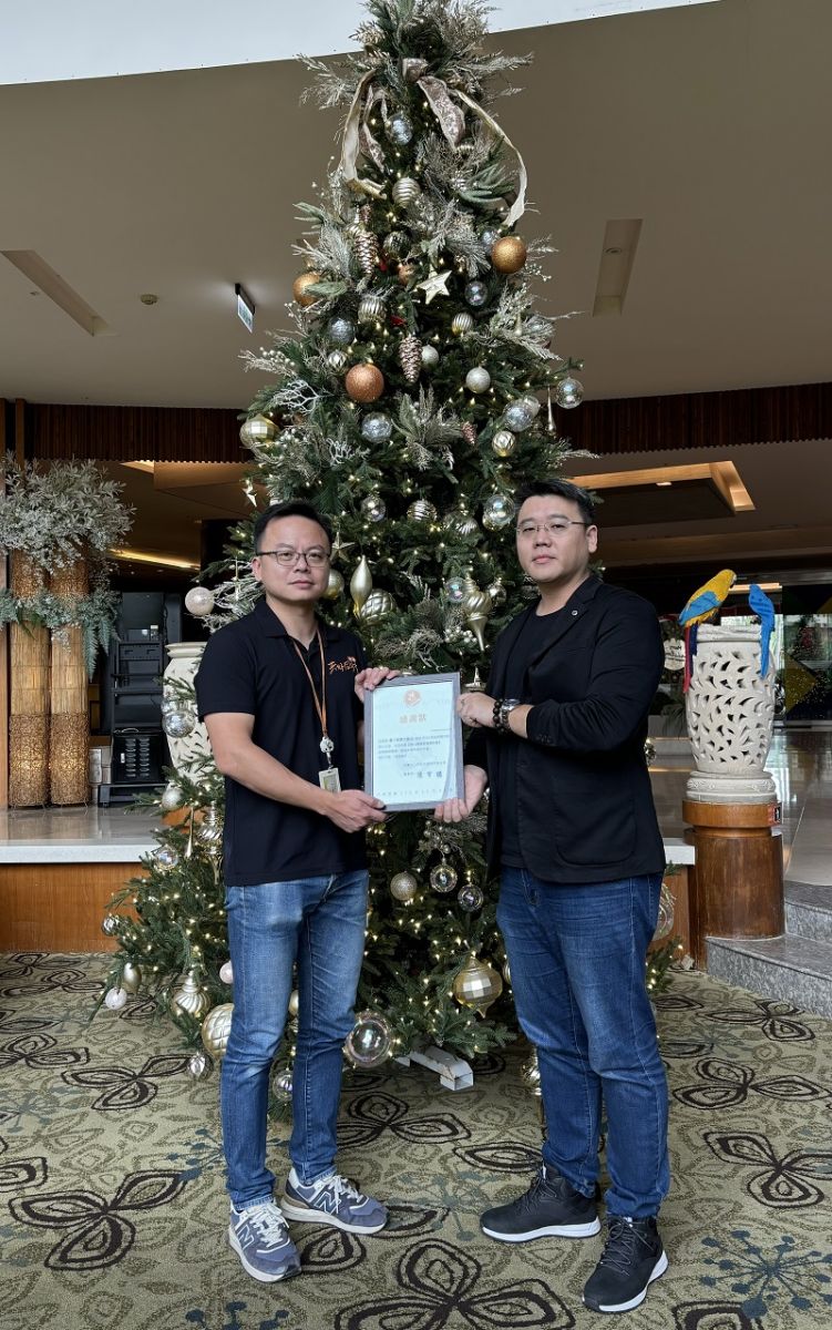 垦丁凯撒大饭店陈正欣副理，代表接受伊甸基金会颁赠感谢状。