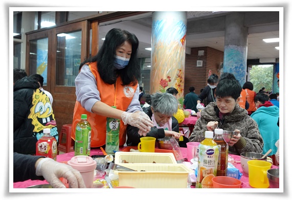 围炉活动中由志工陪伴宜教院住民一起享用佳肴，让住民吃好也吃暖。