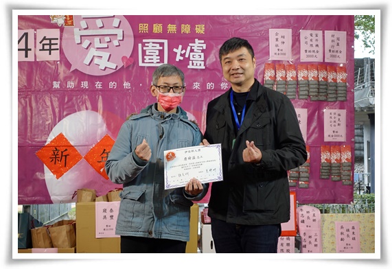 宜教院住民阿益(图左)上台接受院长颁发新人志工奖。