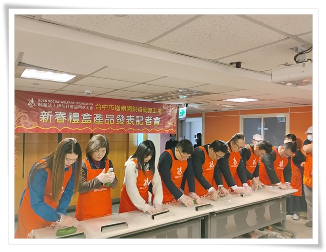 记者会现场，大家一起体验产品制作DIY