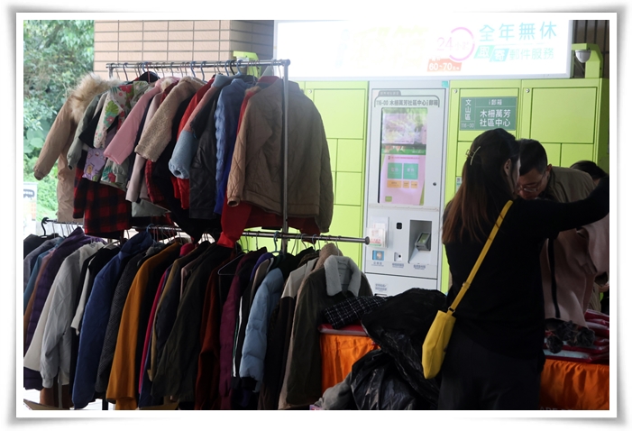 伊甸衣店行动衣橱，有各类型冬衣，供社区民众挑选