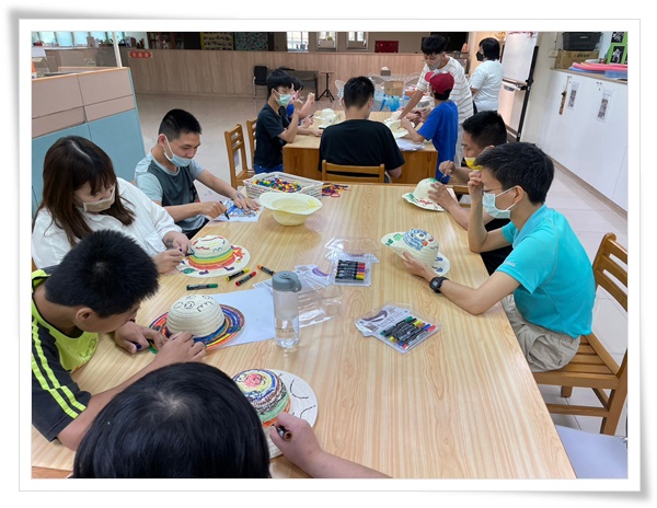 伊甸自民国107年起与桃园巿社会局合作，办理大园区身心障碍者社区式日间作业设施“加乐工作坊”，以及“喜乐日照中心”，提供身障者多元支持。