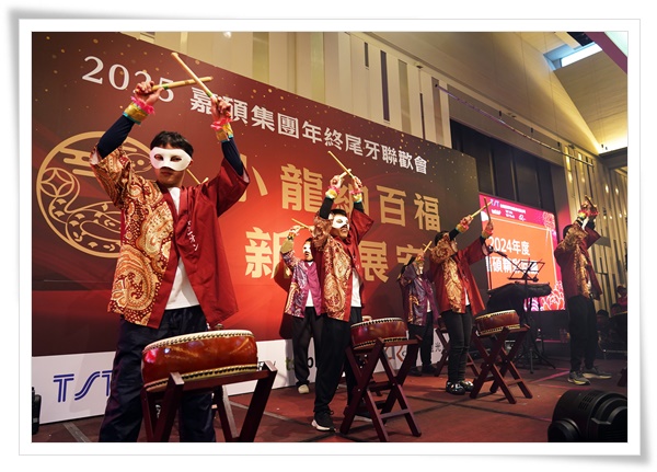 7位伊甸桃园加乐工作坊所服务的身心障碍者在舞台上卖力演出、令人动容。